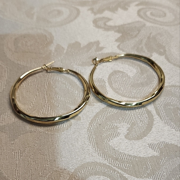 VINTAGE 1980s GOLD TONE OVERSIZED HOOP EARRINGS BOLD STATEMENT RETRO - Picture 5 of 5